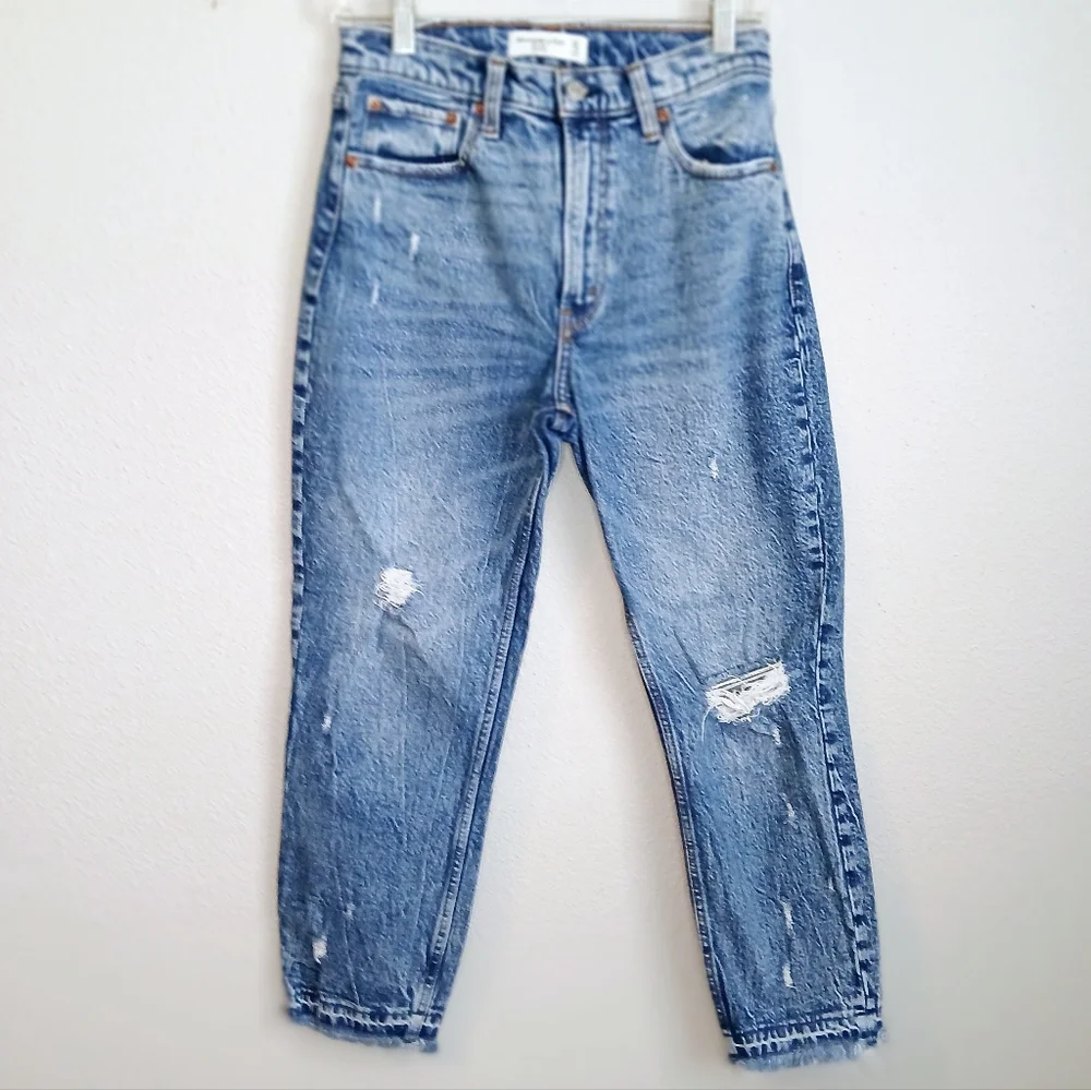 Abercrombe & Fitch High Rise Mom Jean Distressed  Size 4 Short